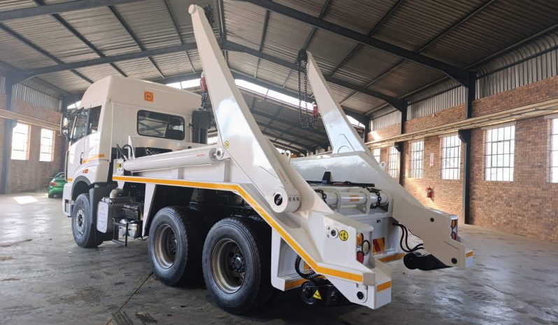 
								2019 FAW 33.420 With 13 Ton Skip Bin Loader full									