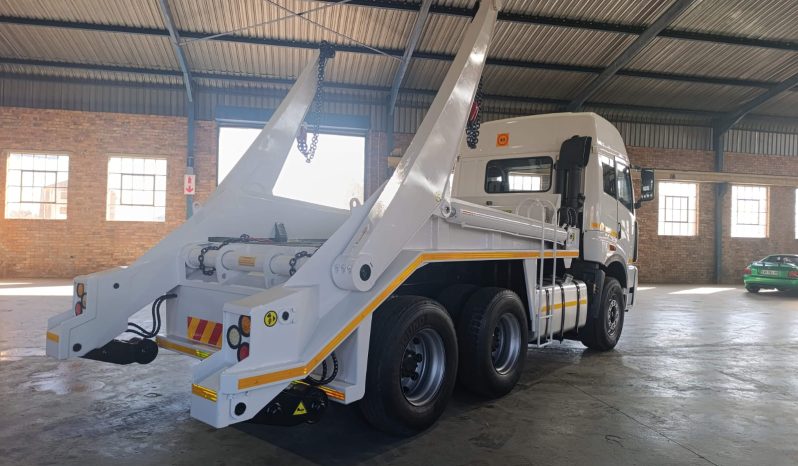 
								2019 FAW 33.420 With 13 Ton Skip Bin Loader full									