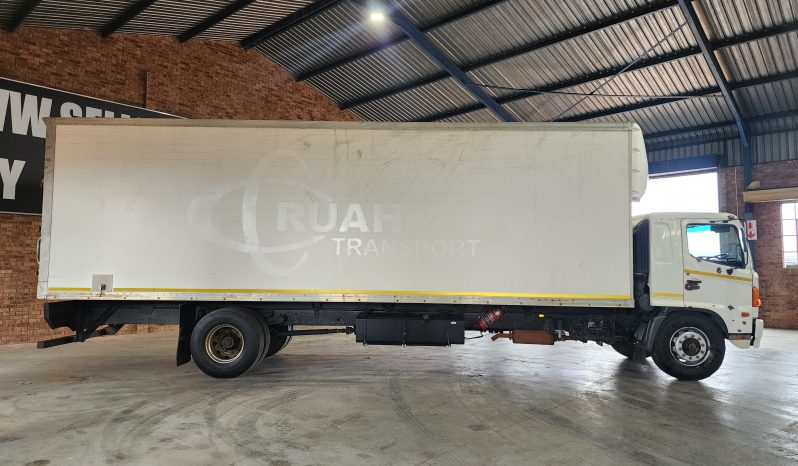 
								2015 Hino 500 1324 Volume body full									